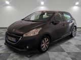 la petite voiture noire est garée dans le garage sur un sol en damier
