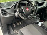 tableau de bord d'une voiture avec un volant et des commandes sur le tableau de bord