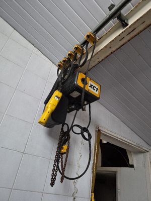 une grue suspendue au plafond d'un bâtiment