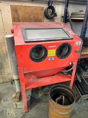 une machine rouge qui se trouve dans un garage
