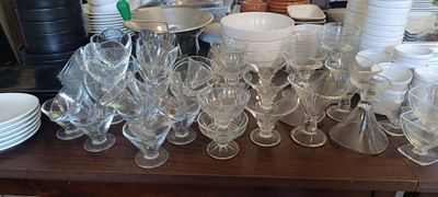 beaucoup de verres et d'assiettes sur la table