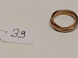 une bague en or à laquelle est attachée une étiquette de prix