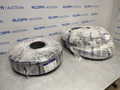 deux rouleaux de film plastique posés sur une table