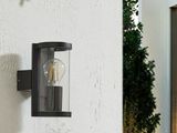 une lumière située sur le côté d'un immeuble
