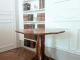 une petite table avec un plateau en bois dans une pièce