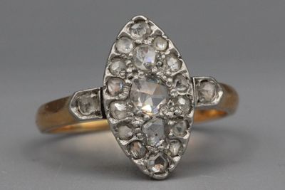 gros plan d'une bague en diamant sur une surface grise
