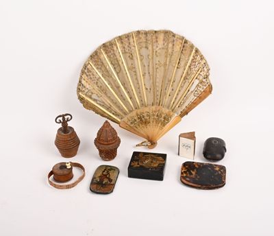 un grand nombre d'objets posés sur une surface blanche