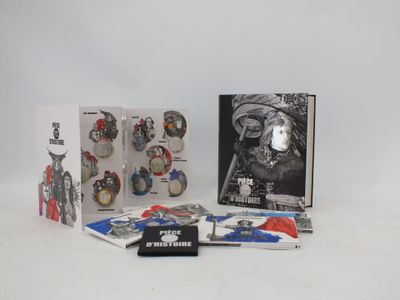 une photo montrant une collection de jouets posés sur une table