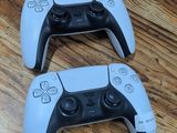 deux manettes de jeux vidéo posées sur une table en bois