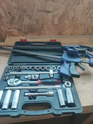 un ensemble d'outils posé sur une table