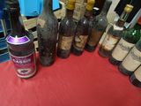 de nombreuses bouteilles de vin posées sur une table rouge