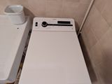 une machine à laver et un sèche-linge dans une petite salle de bains