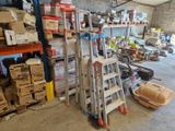 une échelle au milieu d'une pièce remplie de cartons, encore et encore