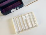 une boîte contenant de nombreux tubes, posée sur une table