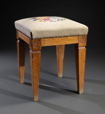 Tabouret en bois mouluré et sculpté, les dés de raccordement… - Photo 1