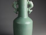 vase vert orné de deux hippocampes sur l'anse