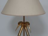 une lampe posée sur une table à côté d'un abat-jour