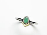 Gros plan sur une bague ornée d'une pierre verte
