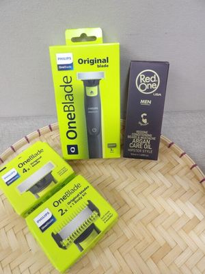 trois boîtes de brosses à dents posées sur un plateau en bambou