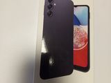 une boîte contenant un téléphone noir, posée sur une table