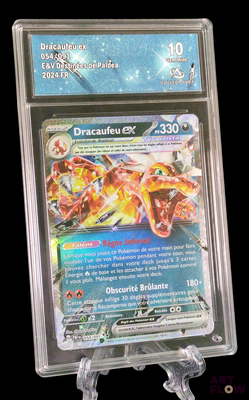 gros plan d'une carte pokemon dans un étui en plastique