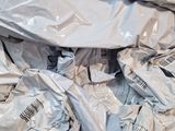 une pile de sacs en plastique posée par terre