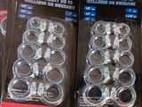 deux paquets de vis en vente dans le magasin