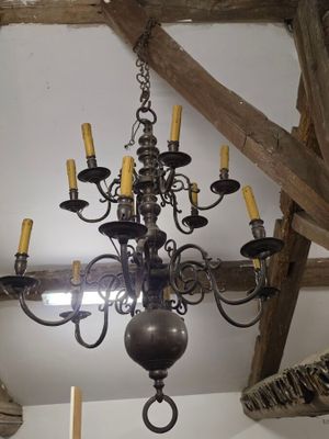 un lustre suspendu au plafond d'une pièce