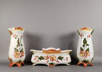 deux vases et une boîte sont posés sur une surface grise