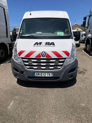 une camionnette blanche garée dans un parking