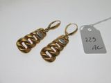 une paire de boucles d'oreilles plaquées or et une étiquette de prix