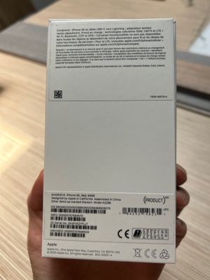 l'arrière d'une boîte blanche posée sur une table en bois
