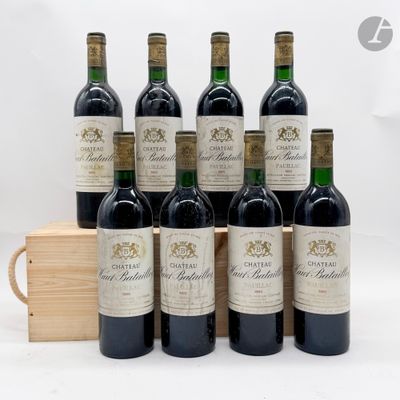 six bouteilles de vin rouge dans un coffret en bois sur fond blanc