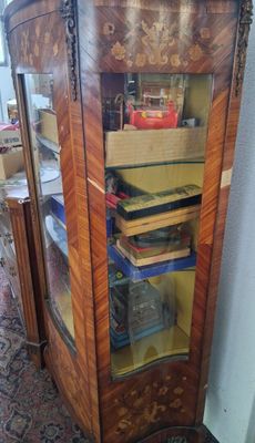 une armoire qui contient beaucoup de livres