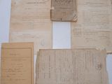 quelques vieux papiers sont posés sur une table blanche