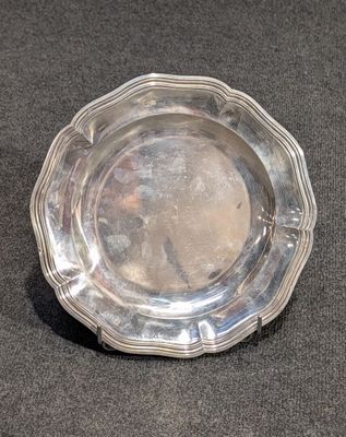 un plateau d'argent posé sur une table