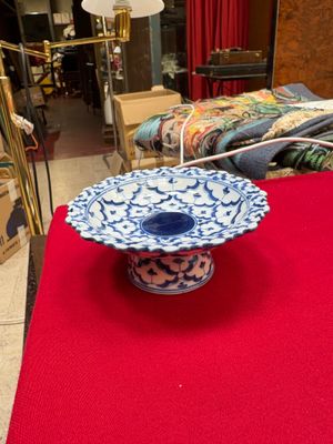 Thaïlande, Petite coupe sur piédouche en porcelaine - H: 5 cm