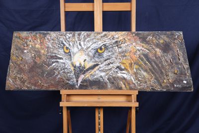 tableau représentant un aigle posé sur un chevalet en bois, sur fond bleu