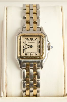 une image représentant une montre en argent et en or ornée de chiffres romains