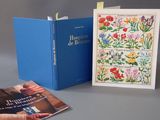 deux livres posés l'un à côté de l'autre sur une table
