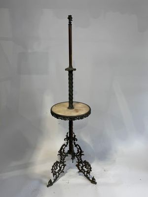 Lampadaire tripode en bronze patiné et ajouré, le pied à déc… - Photo 1