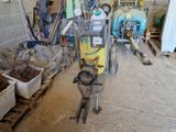 une petite machine qui se trouve dans un garage