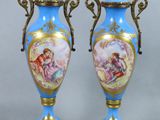 paire de vases bleus et dorés ornés d'anges et de chérubins