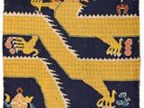 un tapis bleu et jaune sur lequel est représenté un oiseau