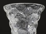 un vase en verre posé sur une table