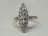 gros plan d'une bague en diamant sur une surface blanche
