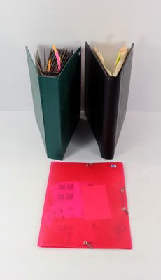 deux livres posés sur une table