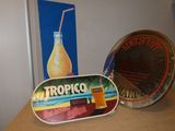 un plateau avec une boisson et un plateau sur lequel se trouve une boisson