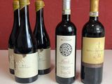 plusieurs bouteilles de vin sont alignées sur une table