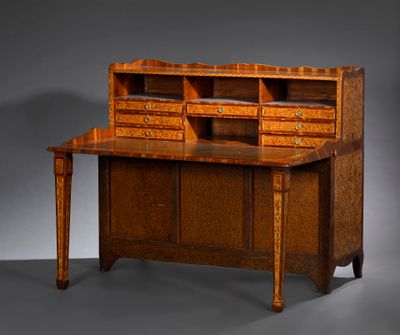 un vieux bureau en bois avec des tiroirs et des tiroirs sur le dessus